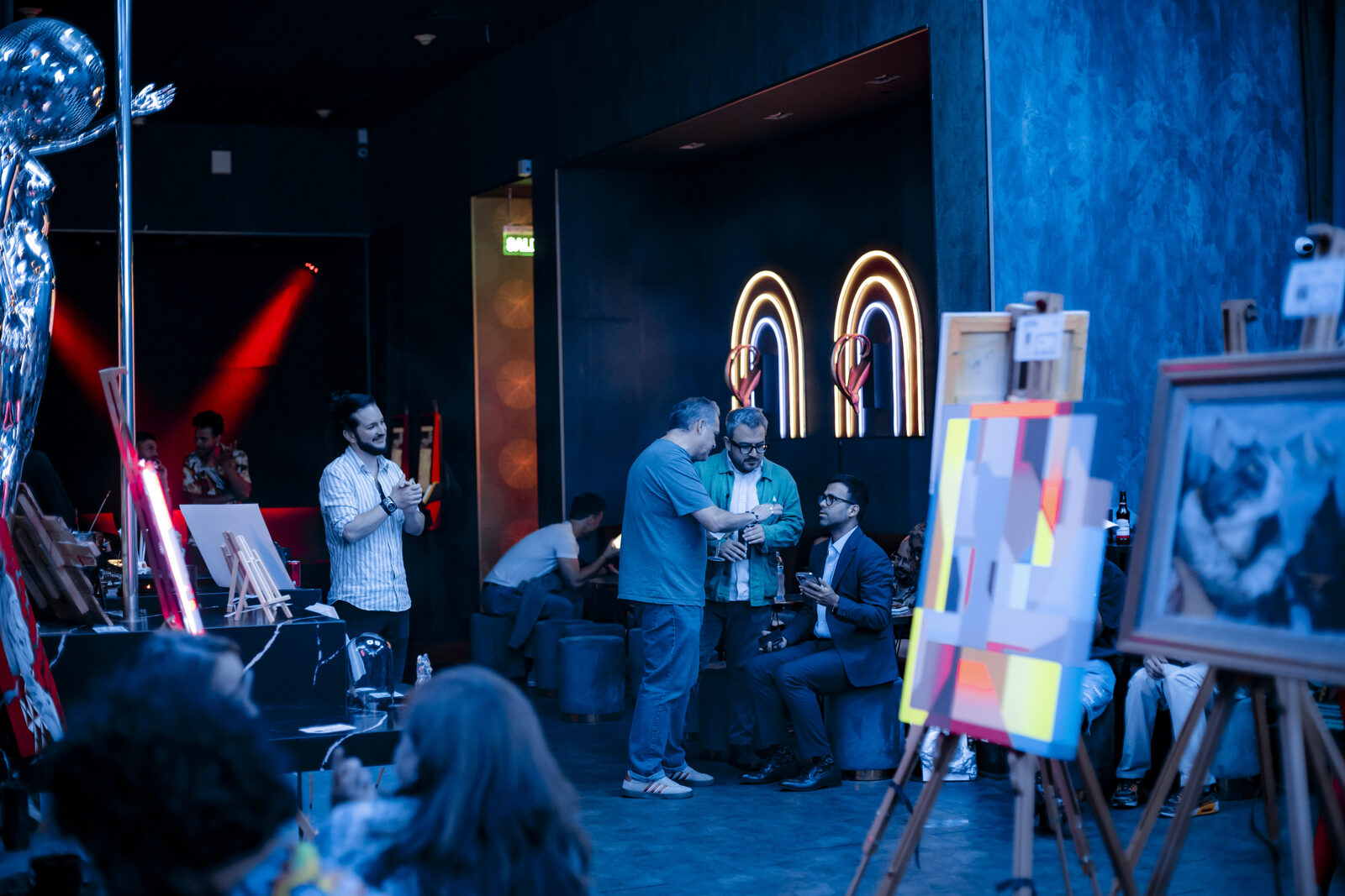 Espacio Club Sie7e habilitado para evento corporativo con instalaciones de arte